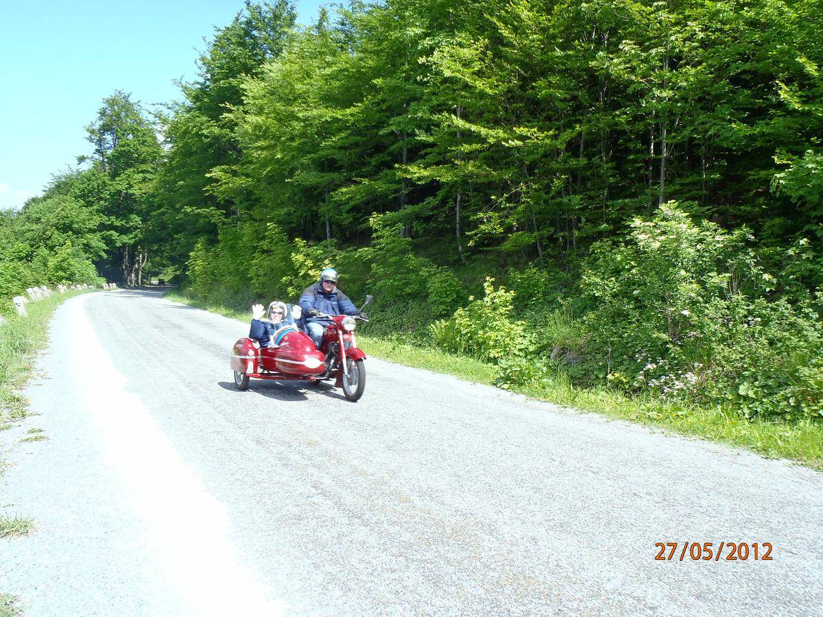 Ivan Štěpán, reprezentant Československa v motocrossu, se svojí manželkou v sidecaru.